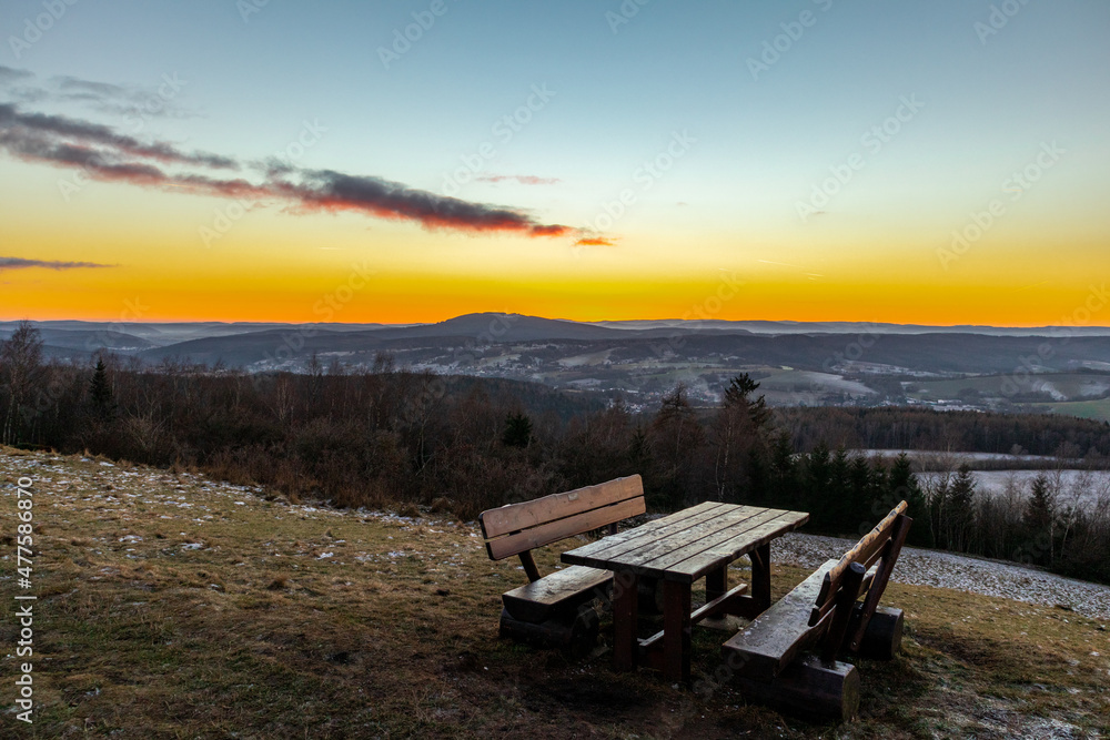 Sonnenuntergangswanderung entlang des Rennsteigs in der Nähe von Steinbach-Hallenberg - Deutschland Sonnenuntergangswanderung entlang des Rennsteigs in der Nähe von Steinbach-Hallenberg - Deutschland