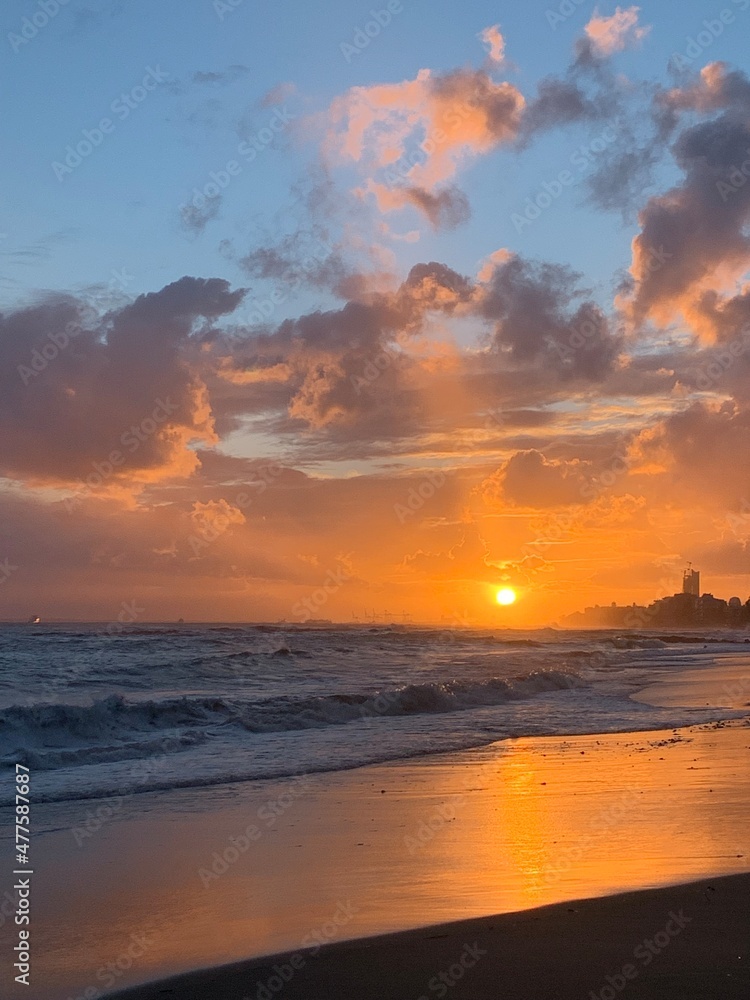 Obraz premium Fantastic orange and purple sunset at the sea