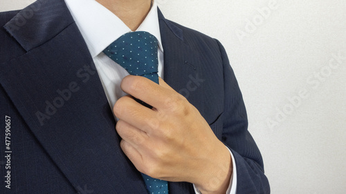 ネクタイを締めるビジネスマン