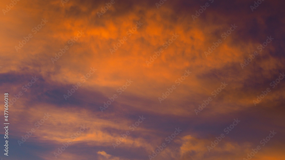 Somptueuses traînées de lumière rouges et oranges, sous des nuages de type Cirrus et Cirrostratus