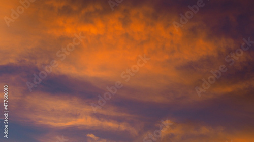 Somptueuses traînées de lumière rouges et oranges, sous des nuages de type Cirrus et Cirrostratus © Anthony
