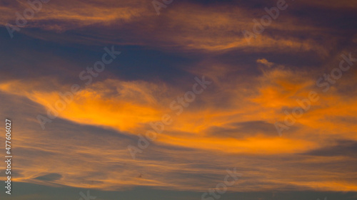 Somptueuses traînées de lumière rouges et oranges, sous des nuages de type Cirrus et Cirrostratus © Anthony