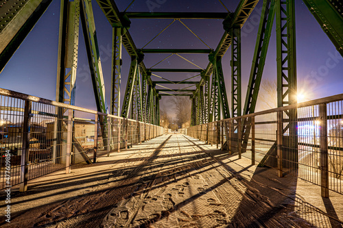 stary most kolejowy po którym teraz biegnie ścieżka rowerowa, Żelazny Szlak Rowerowy, Jastrzębie Zdrój na Śląsku w Polsce zimą w nocy