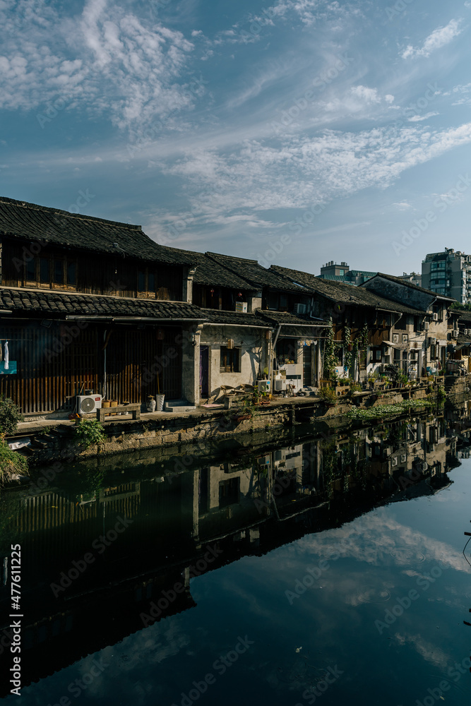 Obraz premium water city Shaoxing wupeng boat and landmark buildings