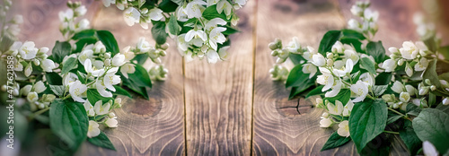 Obraz na plátně Beautiful, fragrant white flowers - jasmine flower on rustic table