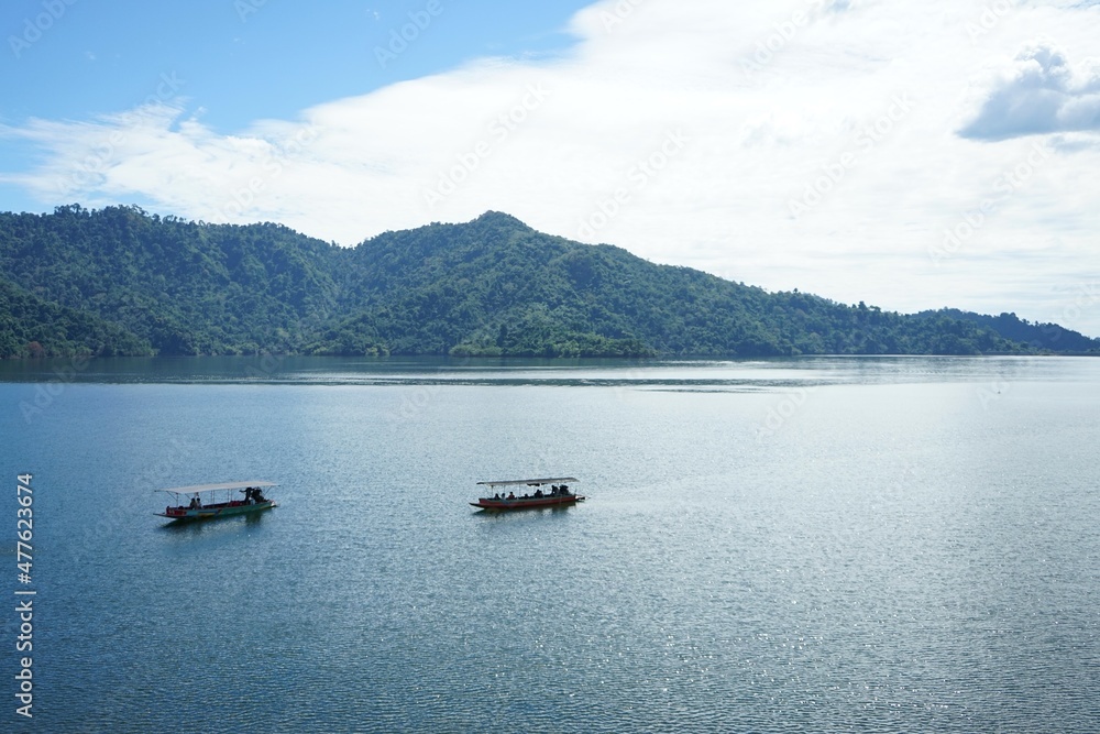 pictures of dams in Thailand It consists of water bodies and mountains.