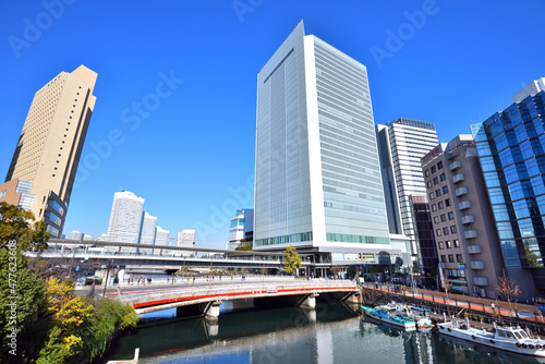 大岡川水面に映り込む横浜のビル群 © masyok