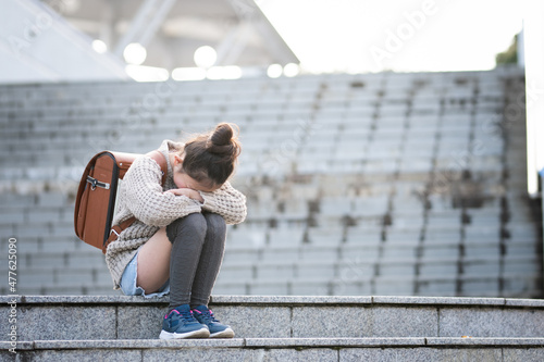 Canvas-taulu 階段に座って泣く小学生