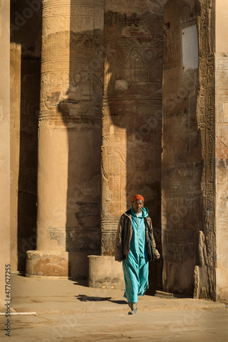 Tempel des Pharaos Sobek in Kom Ombo, Ägypten, Teilansicht mit einem Ägypter