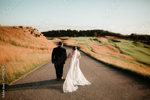 Bride and Groom walking together Fotobehang