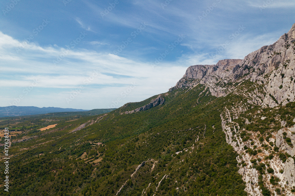 Vue aérienne montagne Sainte Victoire en été 