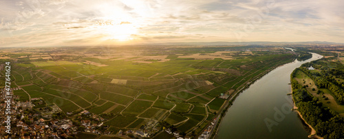 Valokuva Drohnen Luftaufnahme der Weinberge am Roten Hang bei Nierstein und Oppenheim im