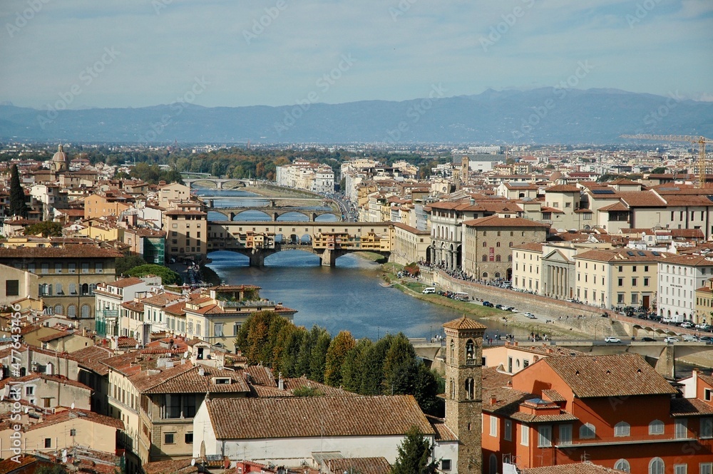 Vista dal piazzale Michelangelo de Ponte Vecchio ed il lungo Arno .