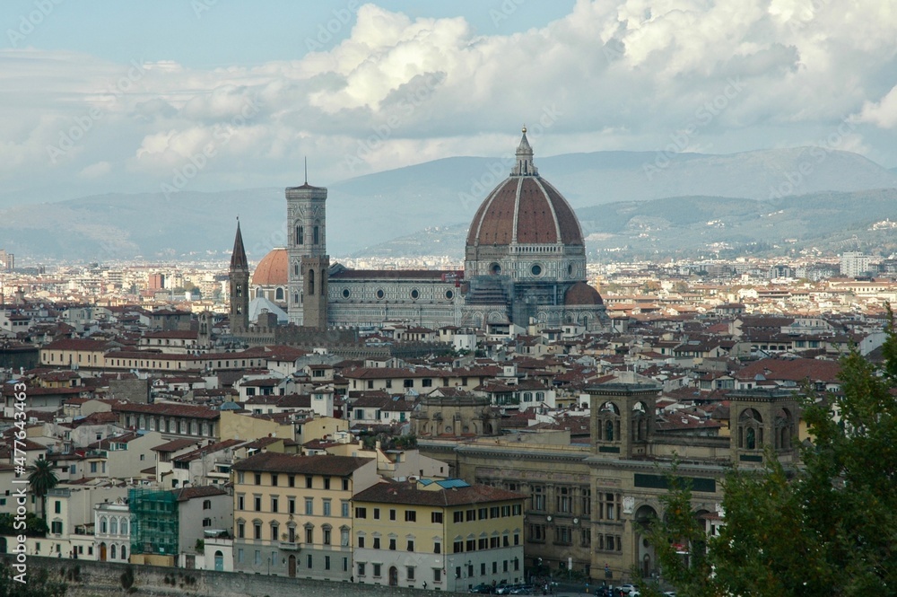 La Cattedrale di santa Maria del Fiore con la sua cupola del Brunelleschi e il campanile di Giotto  vista dalla collina di piazzale Michelangelo