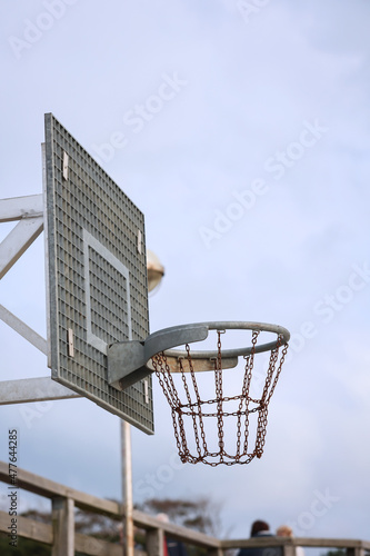 Ein Basketball Korb aus Metall, unzerstörbar, an einem öffentlichen Platz.