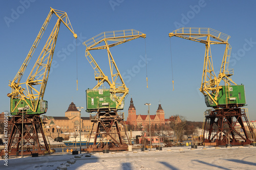 Historisches Kranensemble auf der Stettiner Hafeninsel Lastadie im Winter 