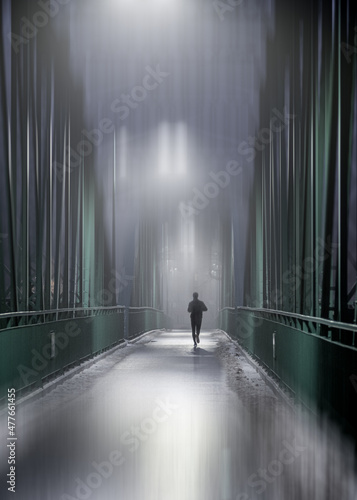 droga donikąd i samotny człowiek biegnący we mgle