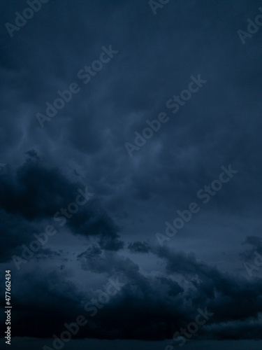 Cielo buio con nubi prima della pioggia photo