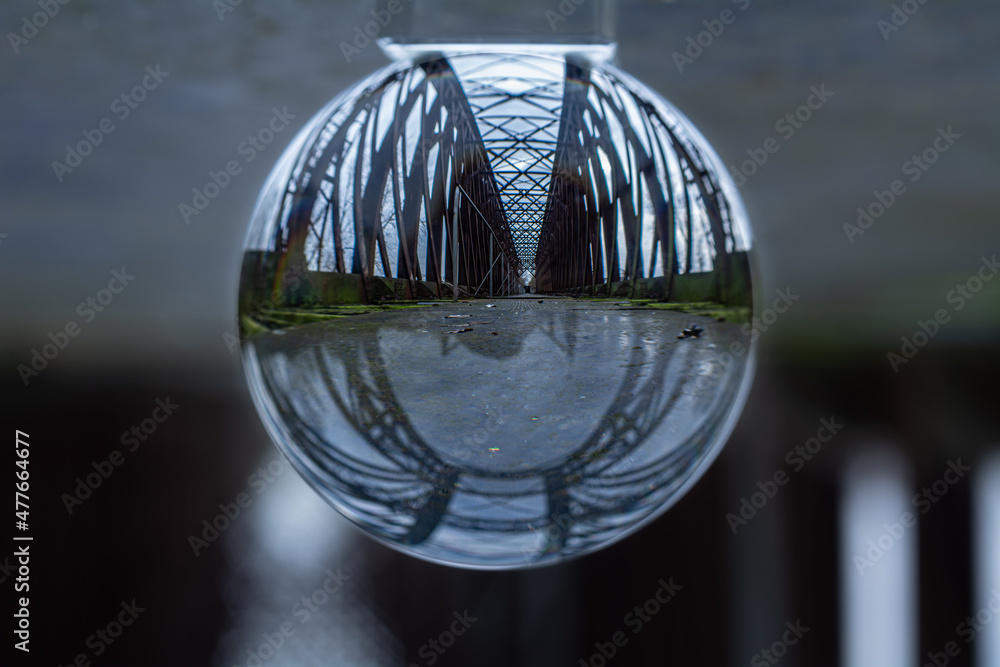 Glaskugel auf alter Eisenbahnbrücke