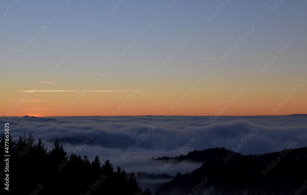 Sonnenuntergang über dem Nebel im Schwarzwald