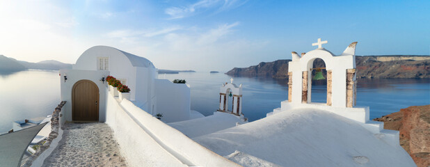 Keuken achterwand Romantische stijl Witte klokkentorens van Santorini  © neirfy