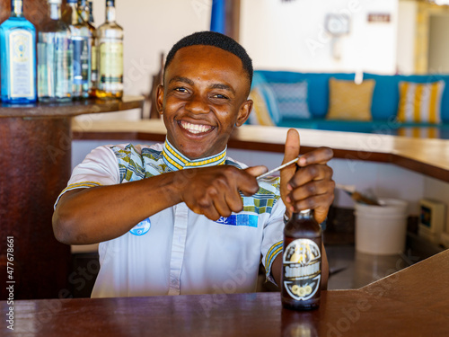 Zanzibar Barman w pubie otwiera piwo
