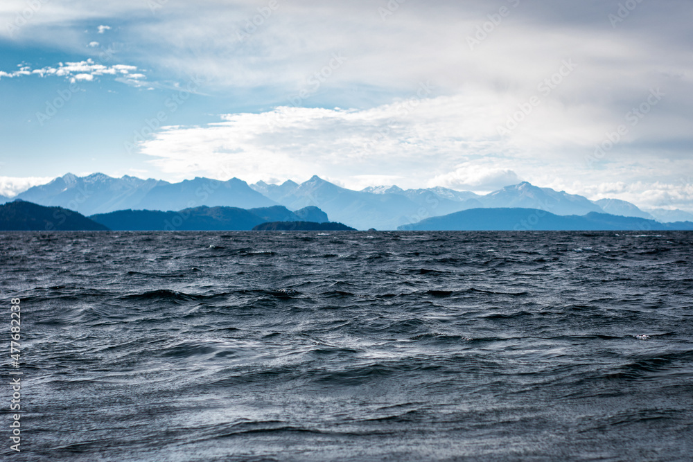 Vistas del lago Nahuel Huapi y su oleaje en un día de viento