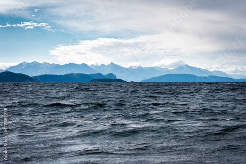 Vistas del lago Nahuel Huapi y su oleaje en un día de viento