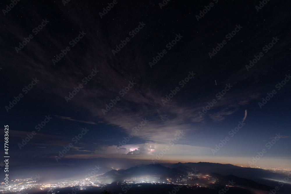 富士山から望む夜景と雷雲