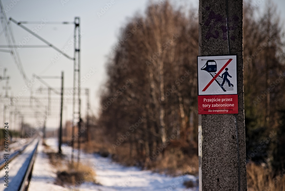 Tabliczka ostrzegawcza : " Przejście przez tory zabronione "  . " No trespassing " - obrazy, fototapety, plakaty 