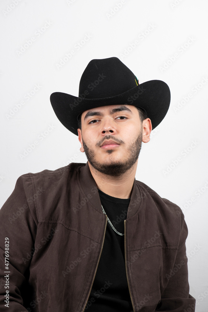 Joven latino con sombrero y barba , piel morena claro con bigote Joven latino con sombrero y barba , piel morena claro con bigote