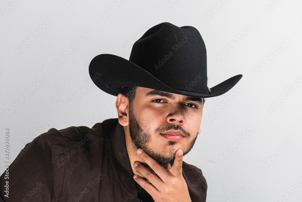 Joven latino con sombrero y barba , piel morena claro con bigote Joven latino con sombrero y barba , piel morena claro con bigote
