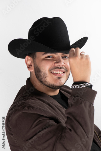 Joven latino con sombrero y barba , piel morena claro con bigote