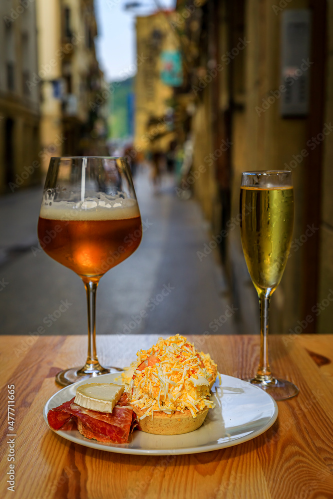 Naklejka premium Spanish pintxos Russian salad with shrimp in a Basque bar, San Sebastian, Spain