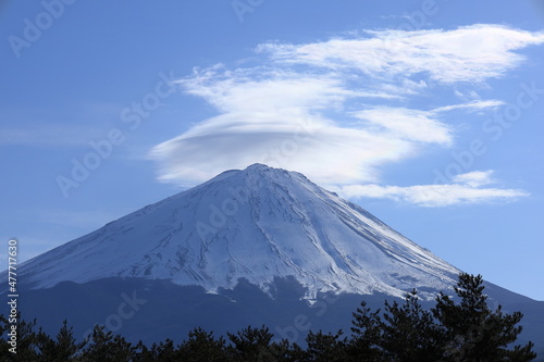 笠雲の富士山 © toshi
