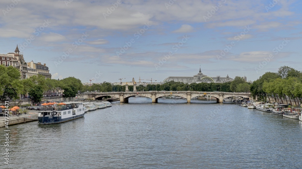 sur les bords de la seine à Paris et les grands monuments