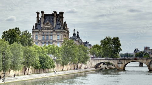 sur les bords de la seine à Paris et les grands monuments