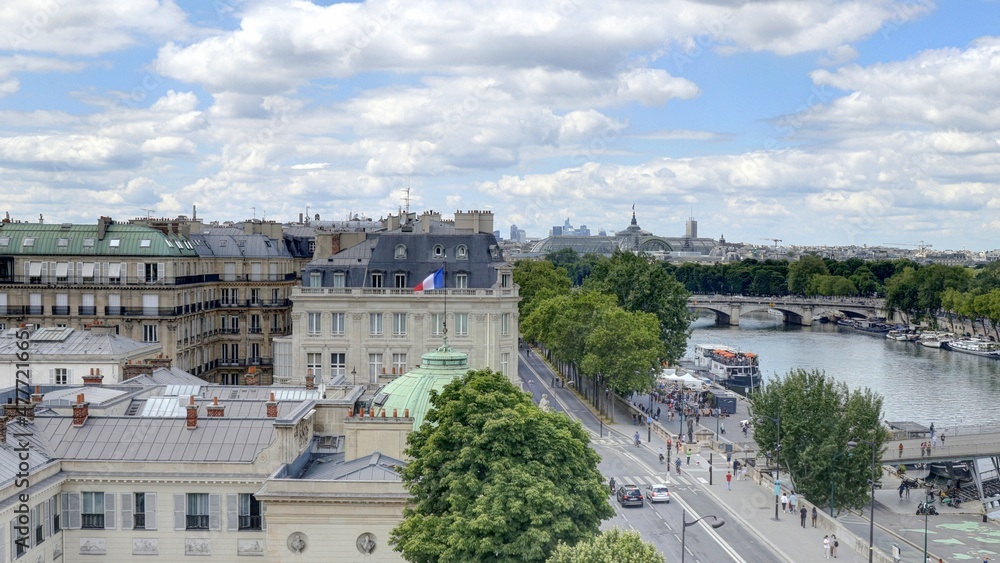 Les toits de Paris et les bords de seine