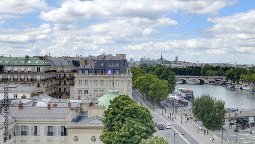 Les toits de Paris et les bords de seine