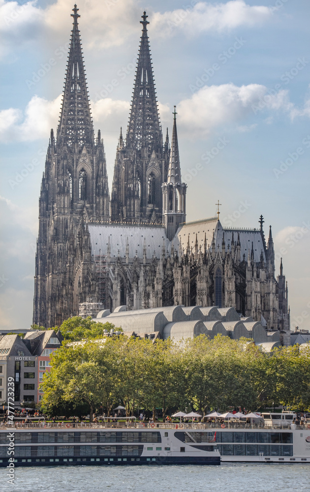 Köln: Der Kölner Dom ist eine römisch-katholische Kirche in Köln unter dem Patrozinium des Apostels Petrus. Er ist die Kathedrale des Erzbistums Köln sowie Metropolitan­kirche der Kirchenprovinz Köln.