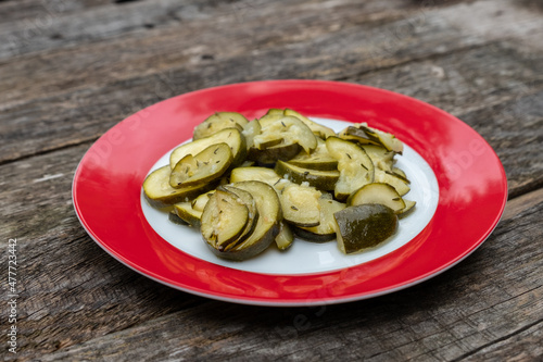 Zucchini Salat auf einem roten Teller