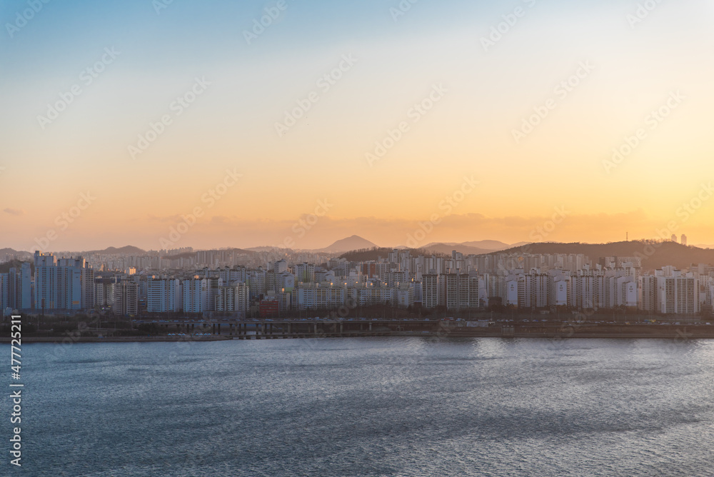 Fototapeta premium The always beautiful scenery of downtown Seoul fascinates people.