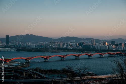 The always beautiful scenery of downtown Seoul fascinates people.