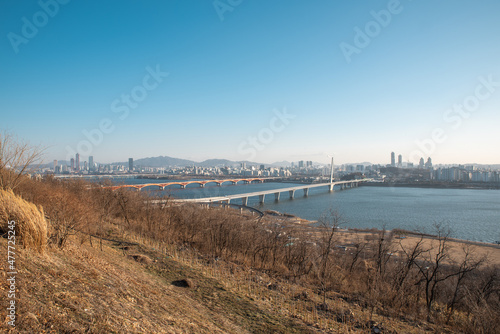 The always beautiful scenery of downtown Seoul fascinates people.