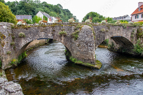 Quimperlé. Le pont fleuri sur la rivière Ellé. Finistère. Bretagne