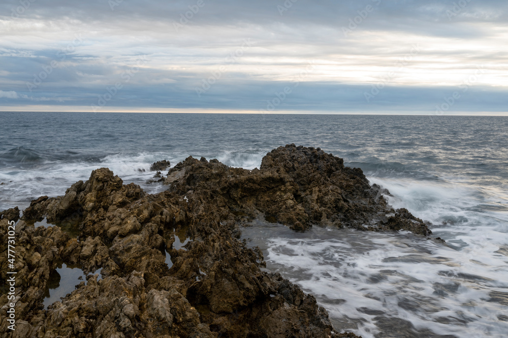 Paysage de la côte sauvage méditerranéenne de la Pointe Sainte-Hospice du cap Ferrat dans les Alpes-Maritimes en hiver le soir Paysage de la côte sauvage méditerranéenne de la Pointe Sainte-Hospice du cap Ferrat dans les Alpes-Maritimes en hiver le soir