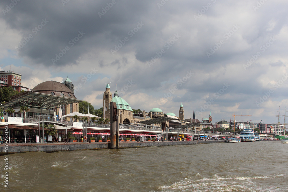 Naklejka premium Hamburg - Hafen Landungsbrücken / Hamburg - Harbour Landungsbrücken