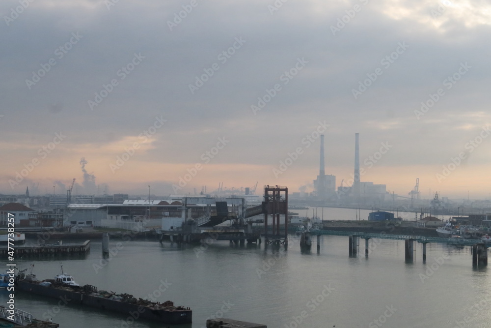 Vue du port du Havre dans la brume. Normandie. France.