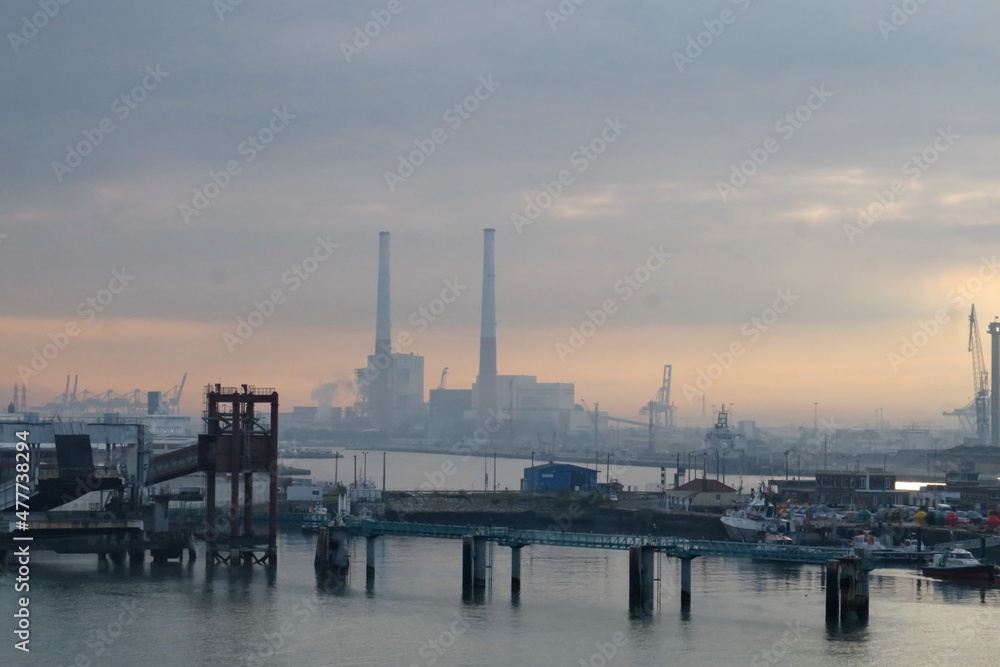 Obraz premium Vue du port du Havre dans la brume. Normandie. France.