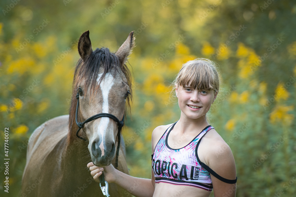 Obraz premium Mädchen mit jungem Pony